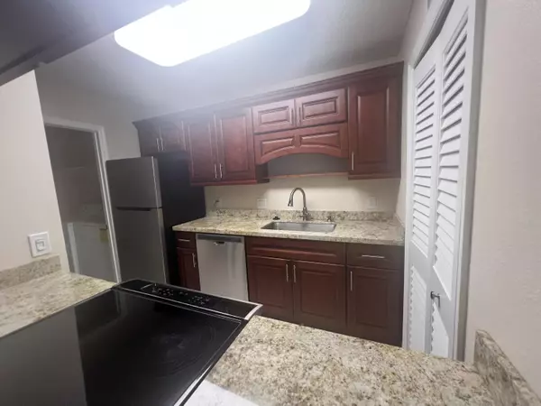 Boynton Beach, FL 33426,2315 N Congress AVE 18