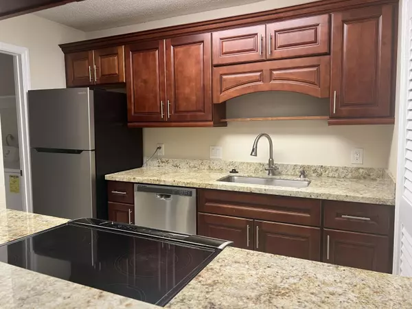 Boynton Beach, FL 33426,2315 N Congress AVE 18