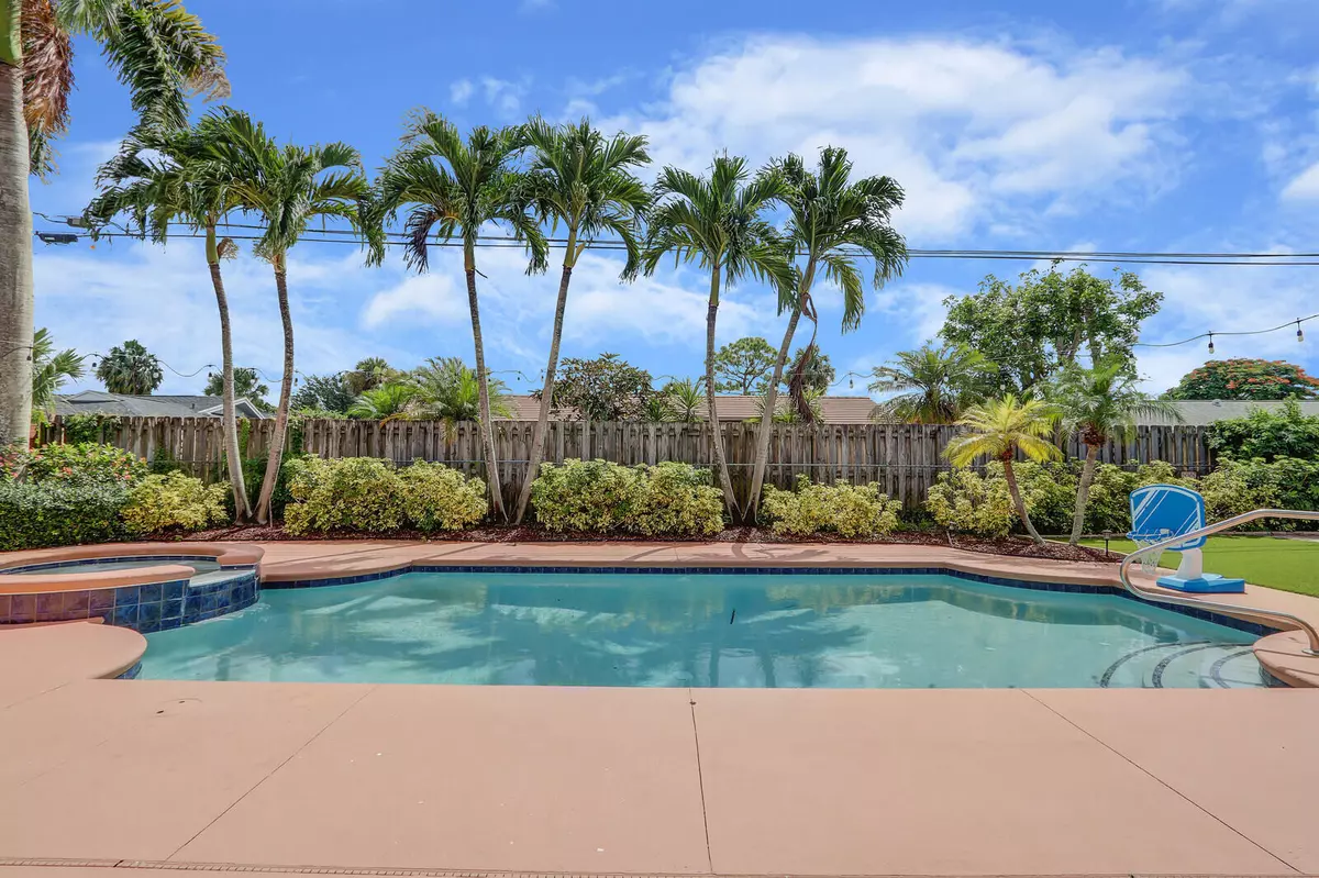 Palm Beach Gardens, FL 33410,10186 Daphne AVE