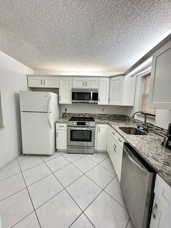 9370 SW 8th ST 209, Boca Raton, FL 33428
