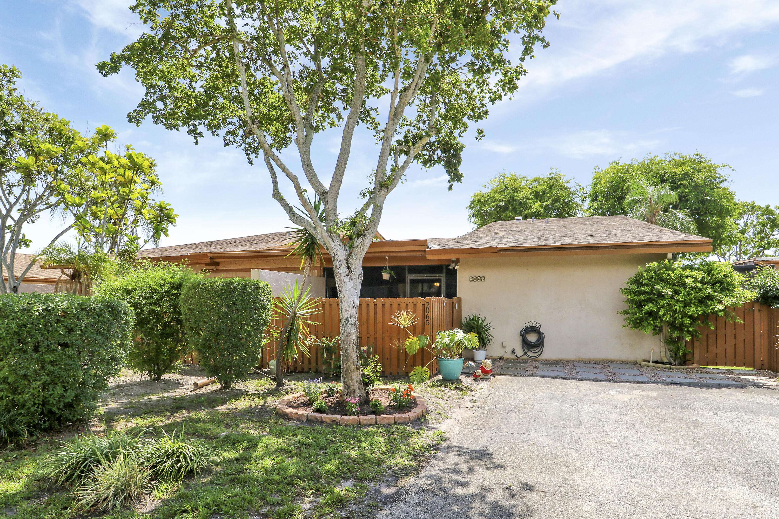 2065 SW 24th CIR, Boynton Beach, FL 33426