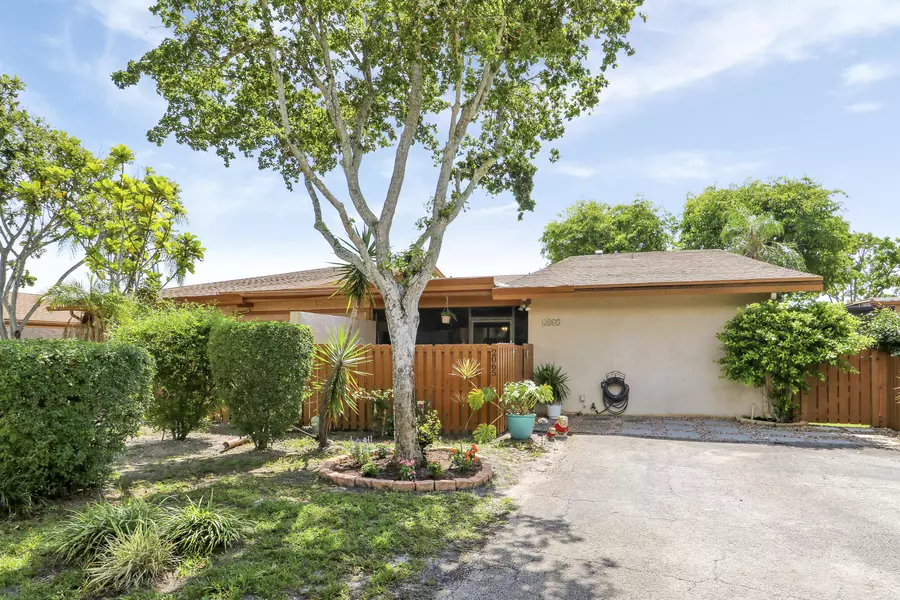 2065 SW 24th CIR, Boynton Beach, FL 33426
