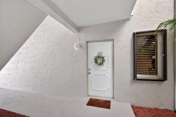 Hutchinson Island, FL 34949,3209 S Lakeview CIR 8-103
