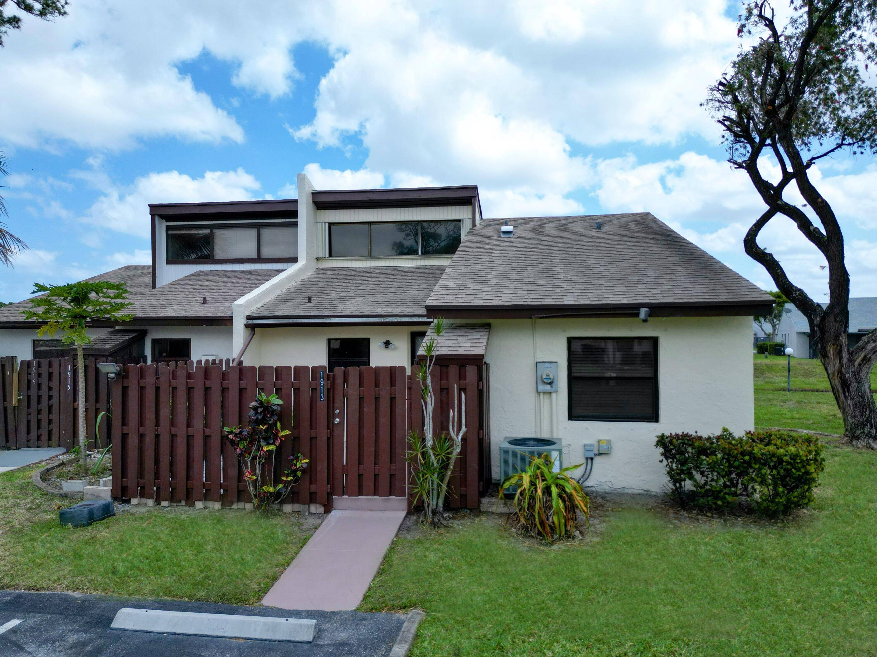 1913 Abbey RD, West Palm Beach, FL 33415