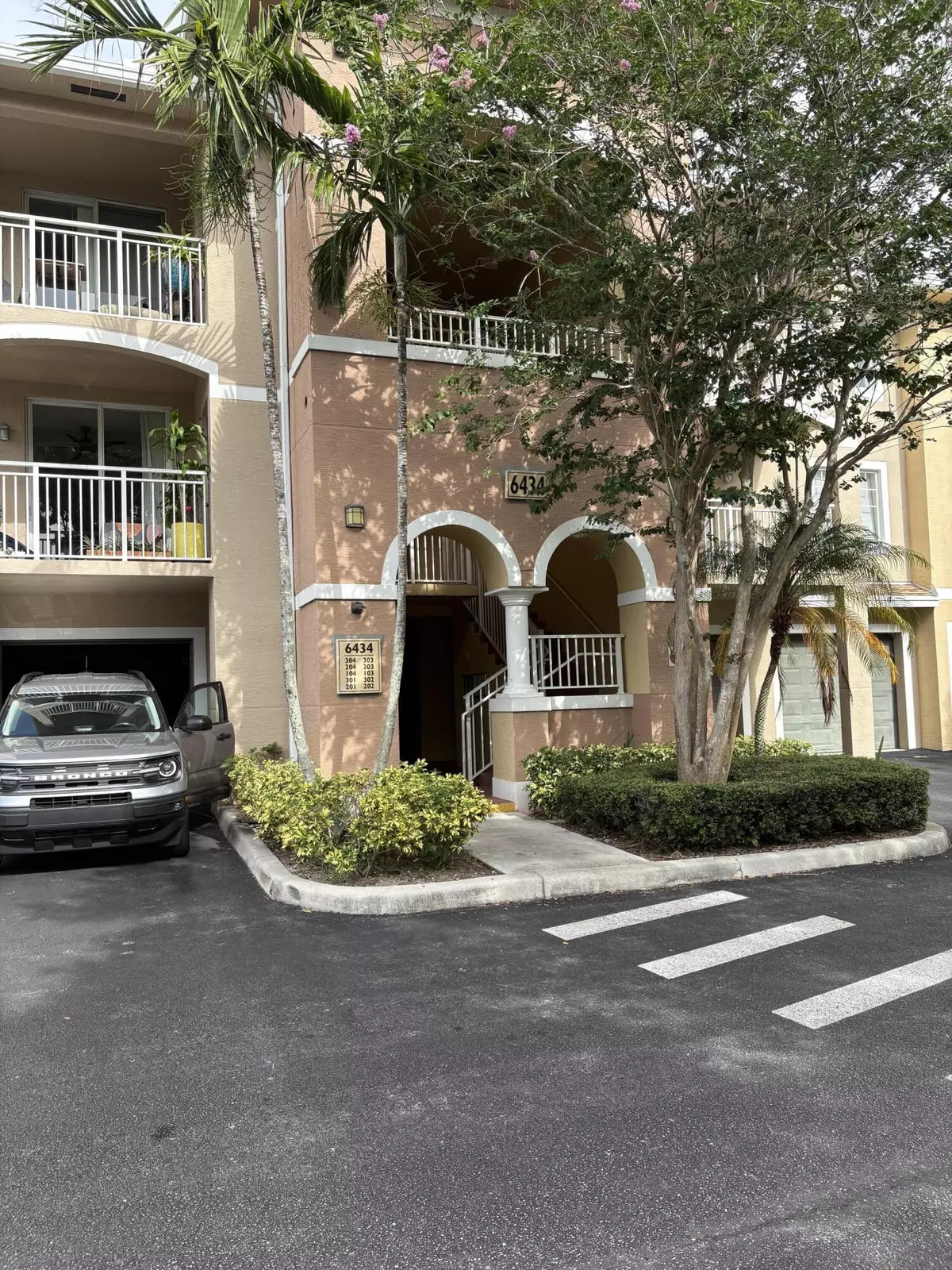 West Palm Beach, FL 33411,6434 Emerald Dunes DR 303