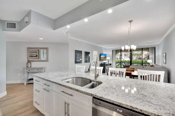 Juno Beach, FL 33408,400 Uno Lago DR 105