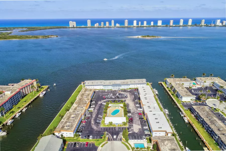 North Palm Beach, FL 33408,100 Shore CT 307