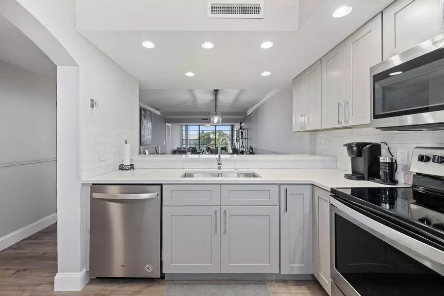 3716 Whitehall DR 405, West Palm Beach, FL 33401