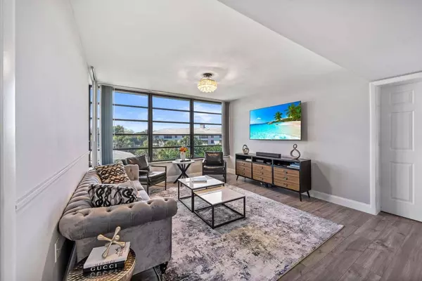 West Palm Beach, FL 33401,3716 Whitehall DR 405