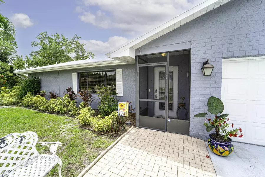 392 SW Molloy ST, Port Saint Lucie, FL 34984