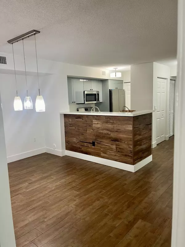 Pembroke Pines, FL 33025,631 SW 111th LN 102