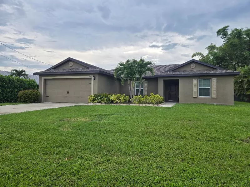 2586 SE Charleston DR, Port Saint Lucie, FL 34952