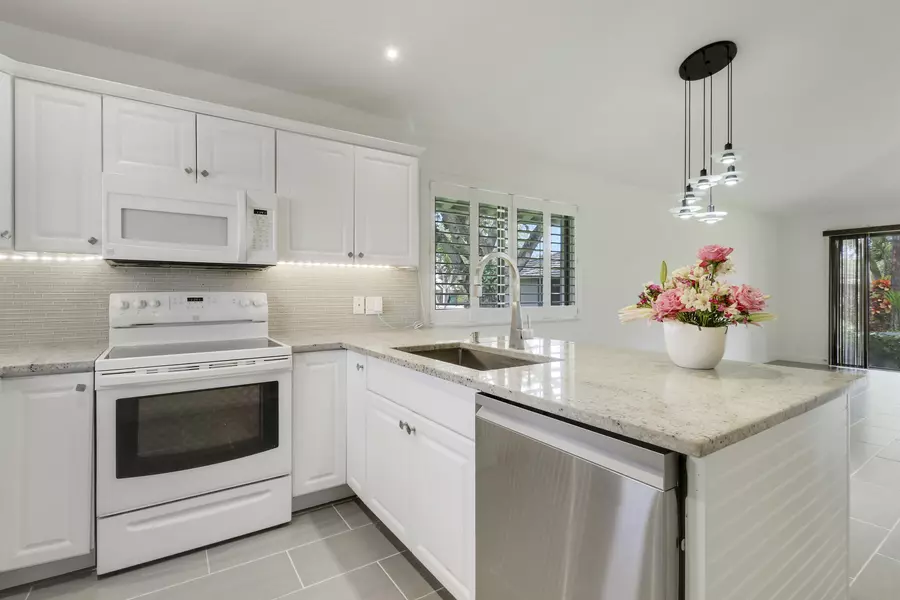 534 Club DR, Palm Beach Gardens, FL 33418