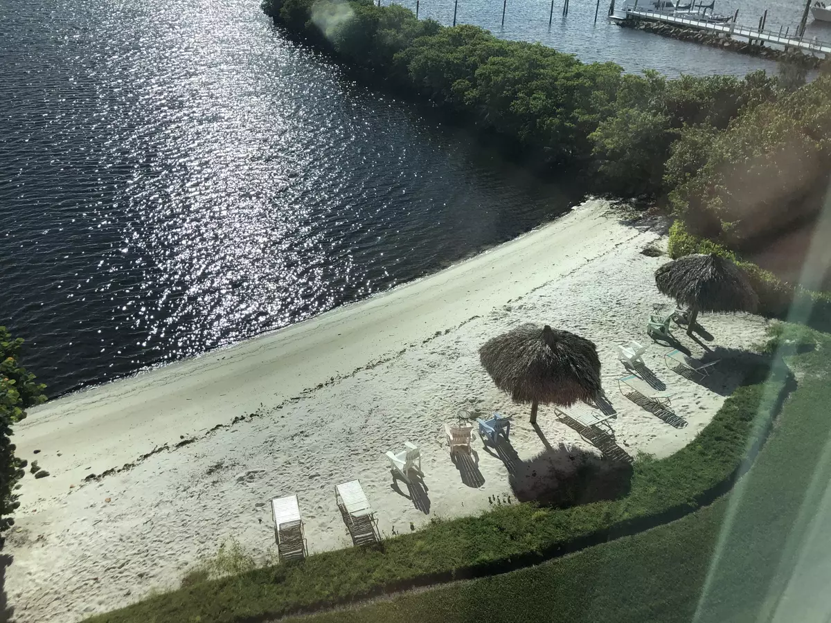 Hypoluxo, FL 33462,400 Scotia DR 103