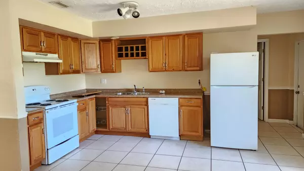 Port Saint Lucie, FL 34983,342 NE Surrey ST