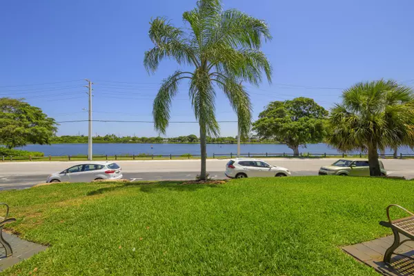 Lake Worth Beach, FL 33461,302 Lake Osborne DR 4