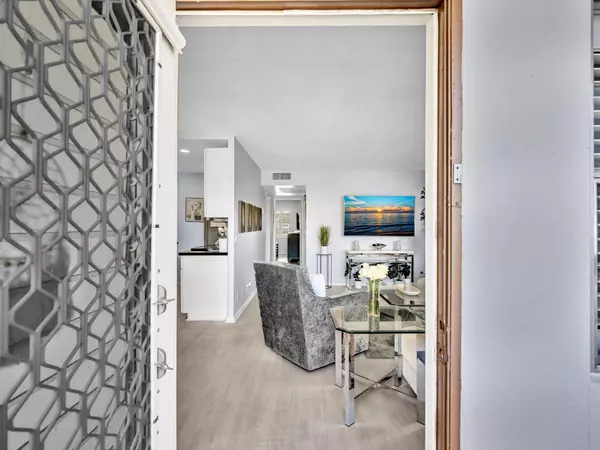 Boca Raton, FL 33434,2083 Guildford E