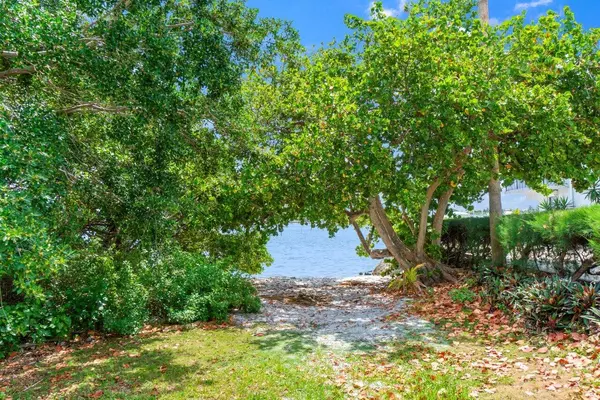 Lantana, FL 33462,211 Sunrise AVE 4