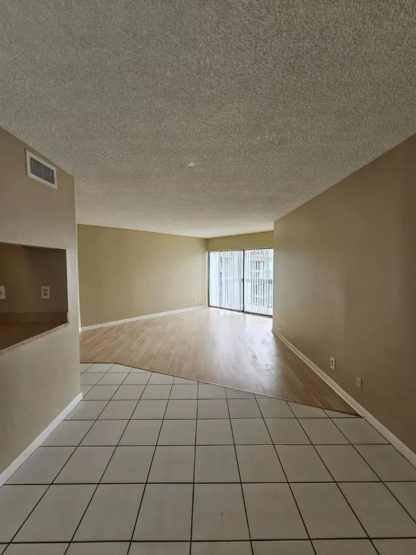 West Palm Beach, FL 33401,1820 N Congress AVE 302