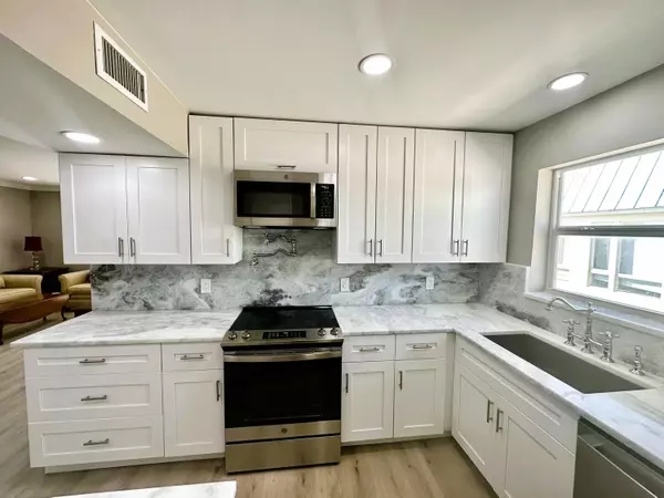 Boynton Beach, FL 33435,7 Colonial Club DR 304