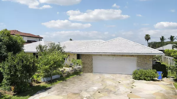 North Palm Beach, FL 33408,879 Country Club DR
