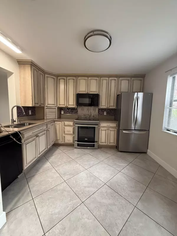 Royal Palm Beach, FL 33411,1303 E Lakeview DR