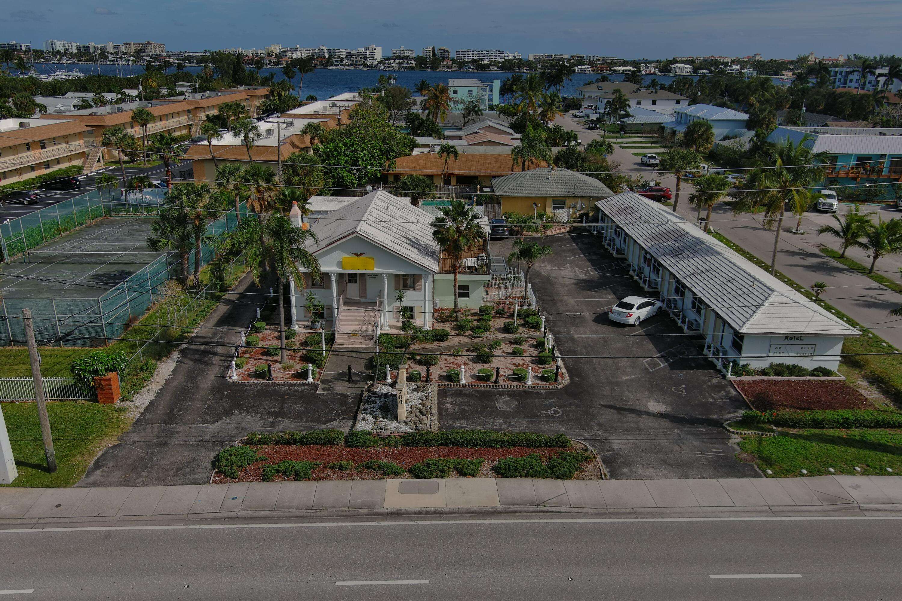 Lantana, FL 33462,704 N Dixie Hwy HWY