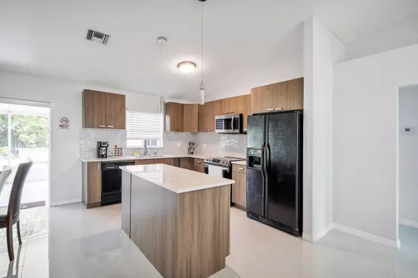 Royal Palm Beach, FL 33411,113 Madrid ST