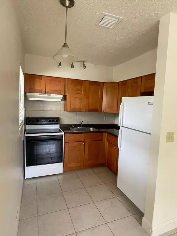Fort Lauderdale, FL 33315,220 SW 8th ST 4