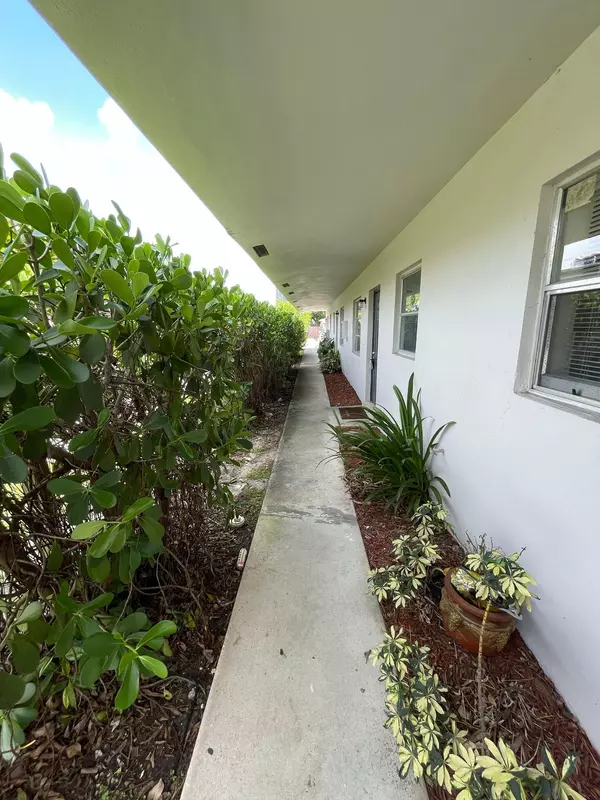 Fort Lauderdale, FL 33315,220 SW 8th ST 4