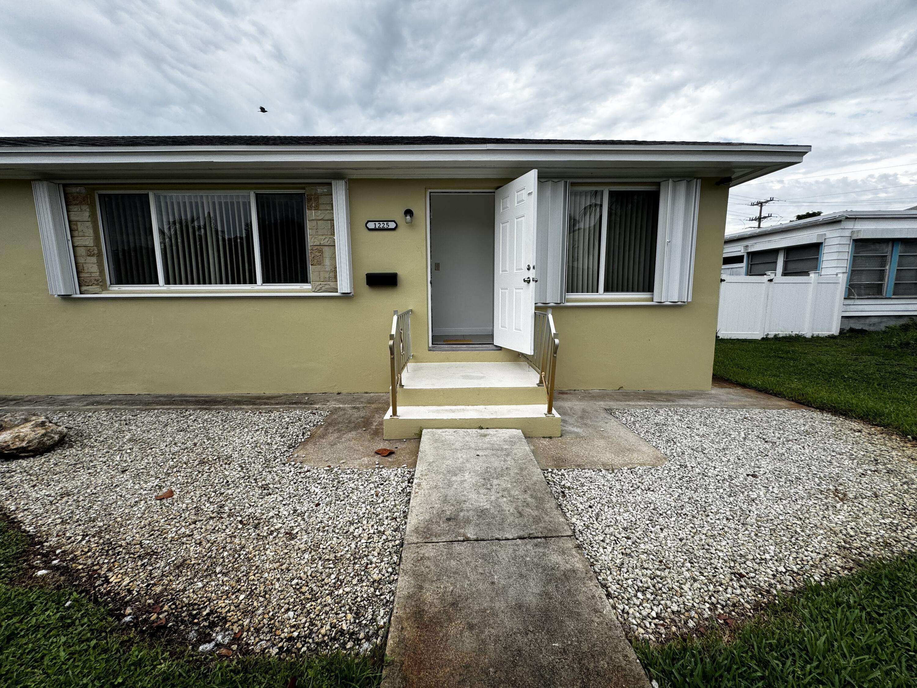 1221 N J ST 1225, Lake Worth Beach, FL 33460