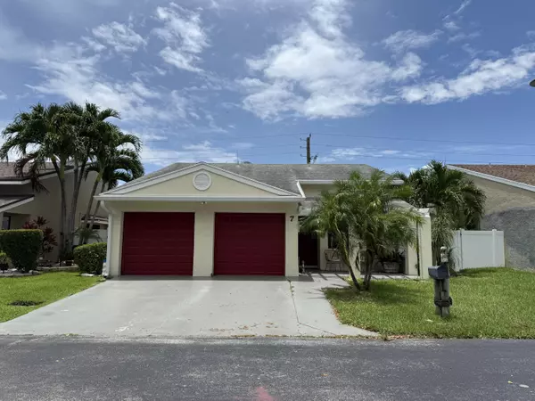 7 Hawthorne LN, Boynton Beach, FL 33426