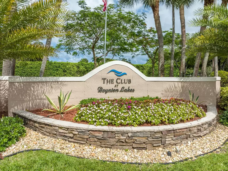 17 Mayfair LN, Boynton Beach, FL 33426