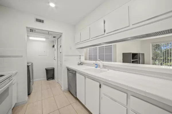 Delray Beach, FL 33446,13791 Oneida Drive D3