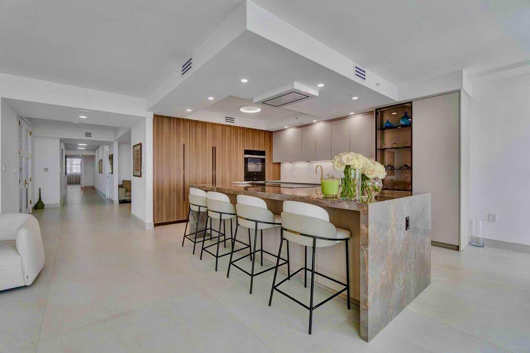 Aventura, FL 33180,20201 E Country Club DR 1005