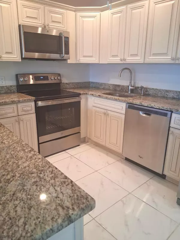 West Palm Beach, FL 33417,42 Sussex B