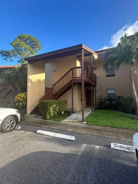 1104 E Lakeview DR, Royal Palm Beach, FL 33411