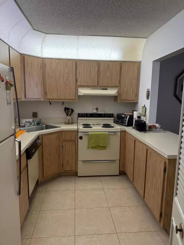 Greenacres, FL 33463,422 Pine Glen LN A-1