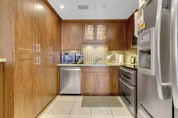 Hallandale Beach, FL 33009,1950 S Ocean DR 17e