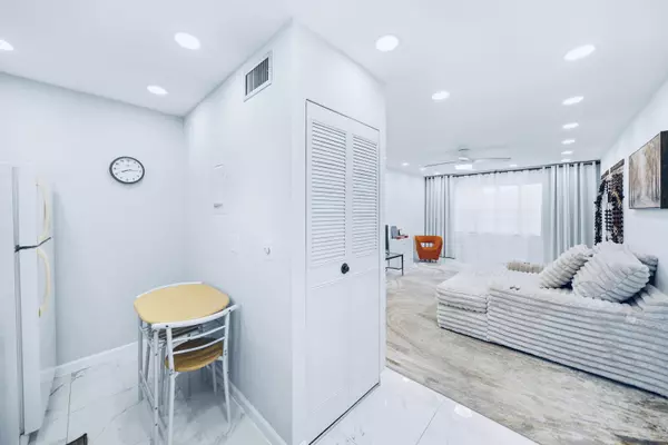 West Palm Beach, FL 33411,129 Lake Carol DR 129