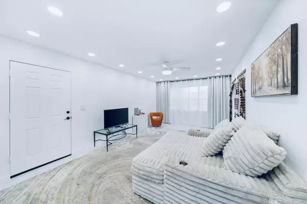 West Palm Beach, FL 33411,129 Lake Carol DR 129