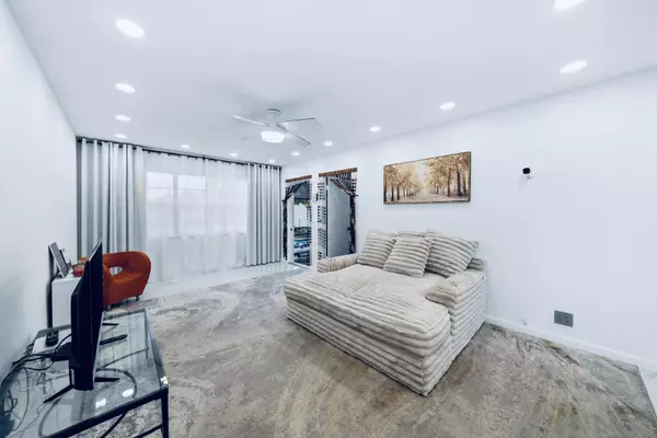 West Palm Beach, FL 33411,129 Lake Carol DR 129