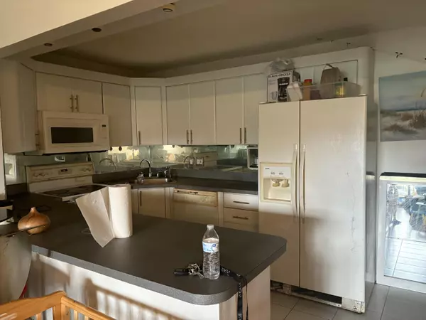 West Palm Beach, FL 33409,1115 Green Pine BLVD F2