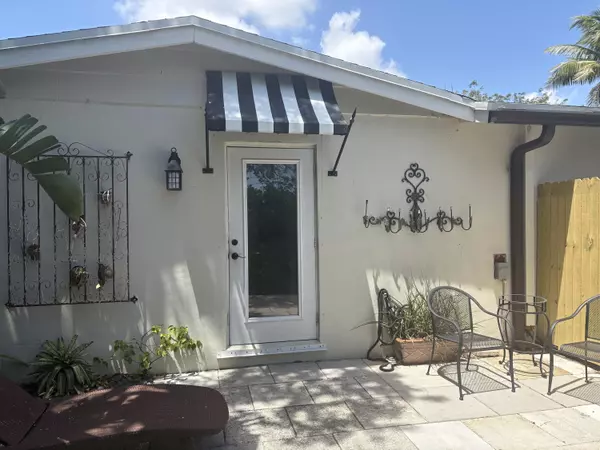 2565 Meadow RD, West Palm Beach, FL 33406