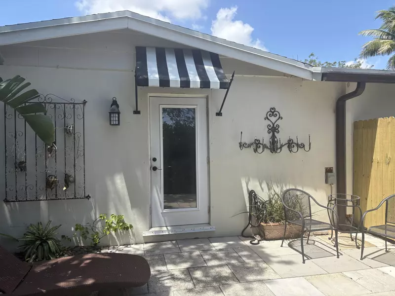 2565 Meadow RD, West Palm Beach, FL 33406