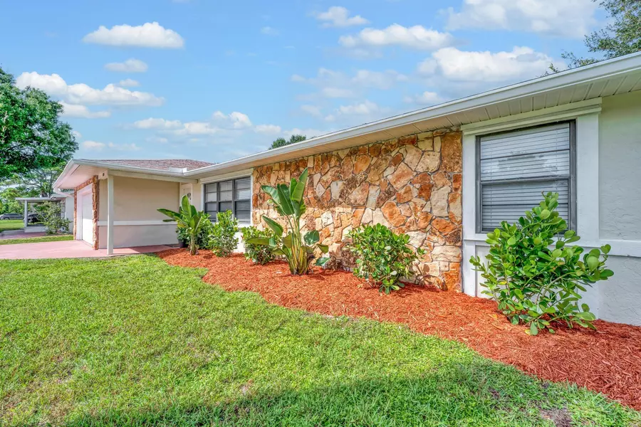 1131 SE Puritan LN, Port Saint Lucie, FL 34983