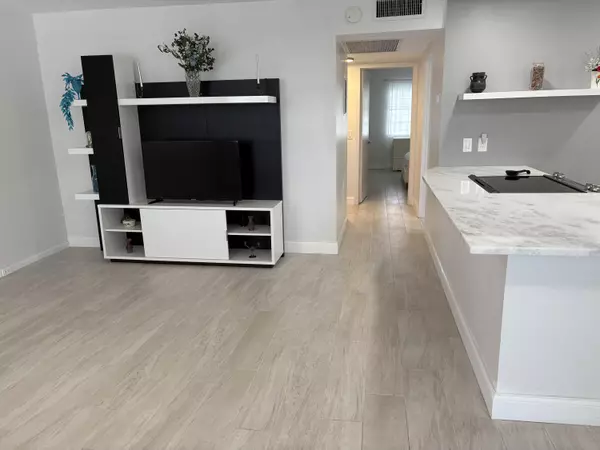 Boca Raton, FL 33434,2084 E Exeter 2084 E