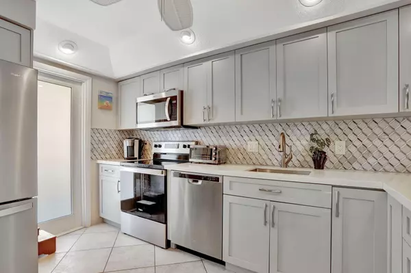 Pompano Beach, FL 33062,2731 NE 14th Street CSWY Apt 702