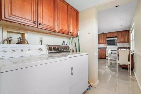 Pompano Beach, FL 33069,3520 Oaks WAY 1004