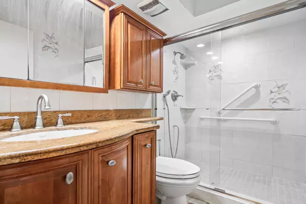Pompano Beach, FL 33069,3520 Oaks WAY 1004